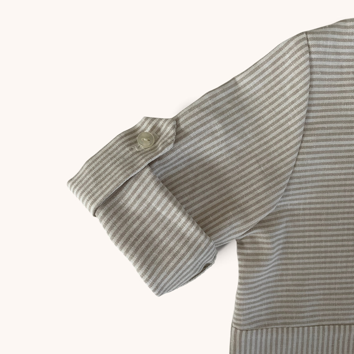 Hellbeige weiß gestreiftes Trachtenhemd Joseph für Jungen mit klassischem Hemdkragen und krempelbaren Ärmeln; Details Ärmel