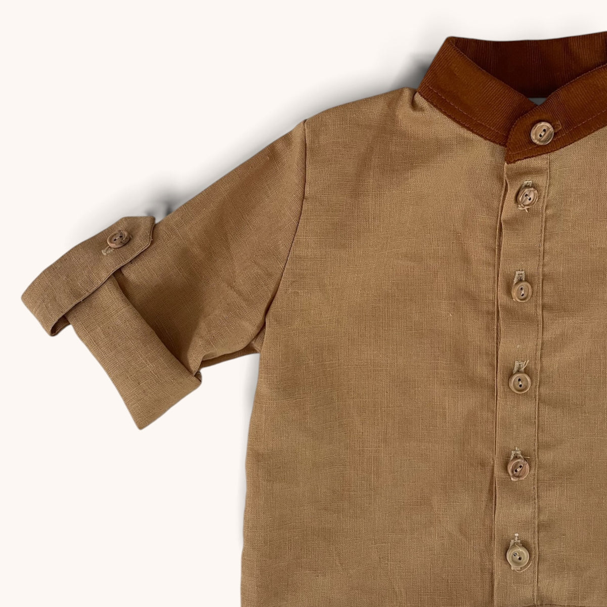 Trachtenhemd Leopold aus Leinen in Camel mit rostbraunem Cordkragen, Holzknöpfen und krempelbaren Ärmeln, Detailansicht Ärmel