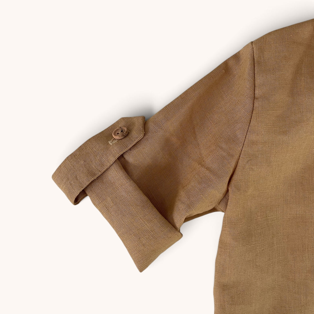 Trachtenhemd Leopold aus Leinen in Camel mit rostbraunem Cordkragen, Holzknöpfen; krempelbarer Ärmel