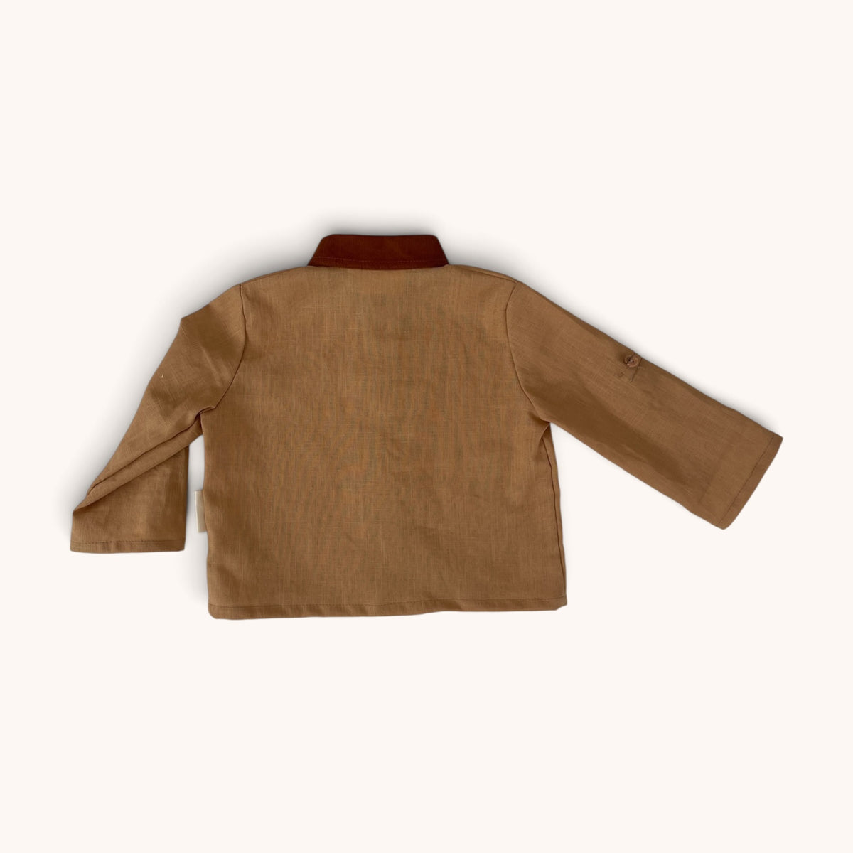 Trachtenhemd Leopold aus Leinen in Camel mit rostbraunem Cordkragen, Holzknöpfen und krempelbaren Ärmeln, Rückansicht