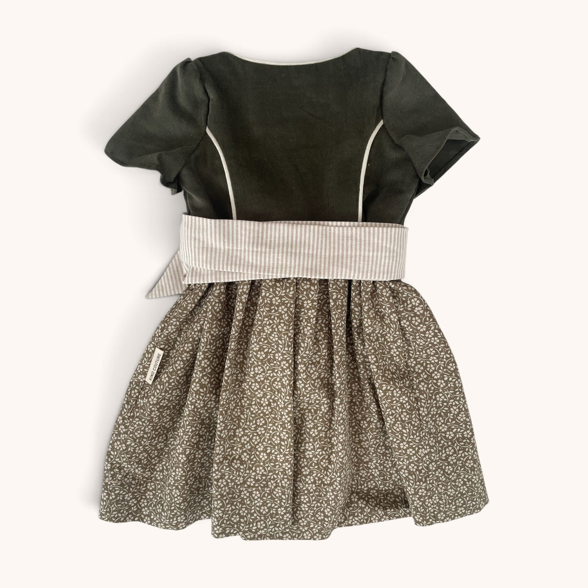Dirndl Grete für Mädchen mit gestreifter Halbleinenschürze, Rückansicht
