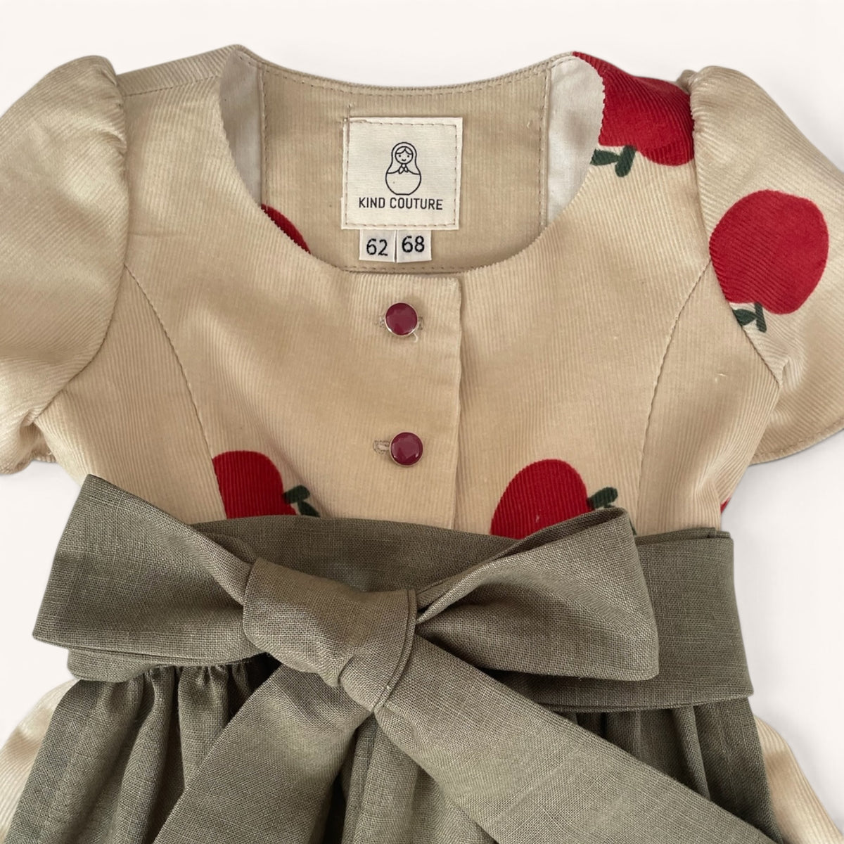 Detail des Oberteils und der gebundenen Leinenschürze von Dirndl Polly