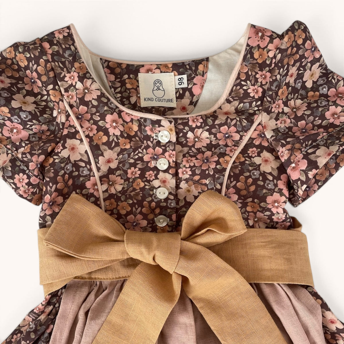 Floraler Baumwollstoff, roséfarbene Schürze und ockerfarbenes Bindeband von Dirndl Lotte