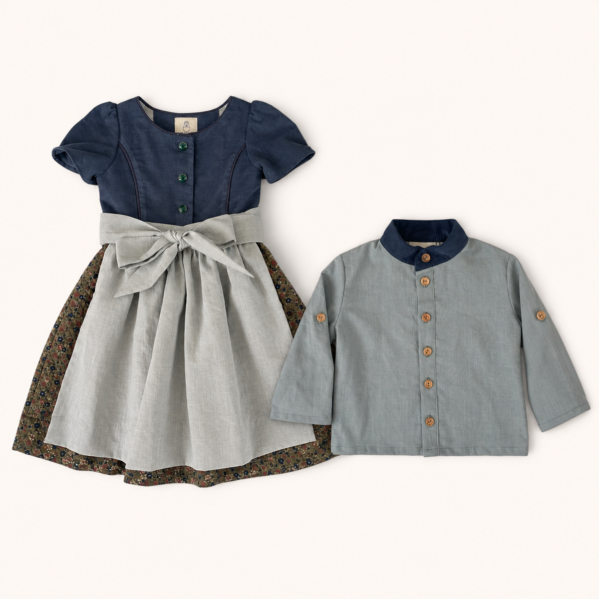 Geschwister Set Ottilie und Xaver mit dunkelblauem Dirndl und graublauem Trachtenhemd