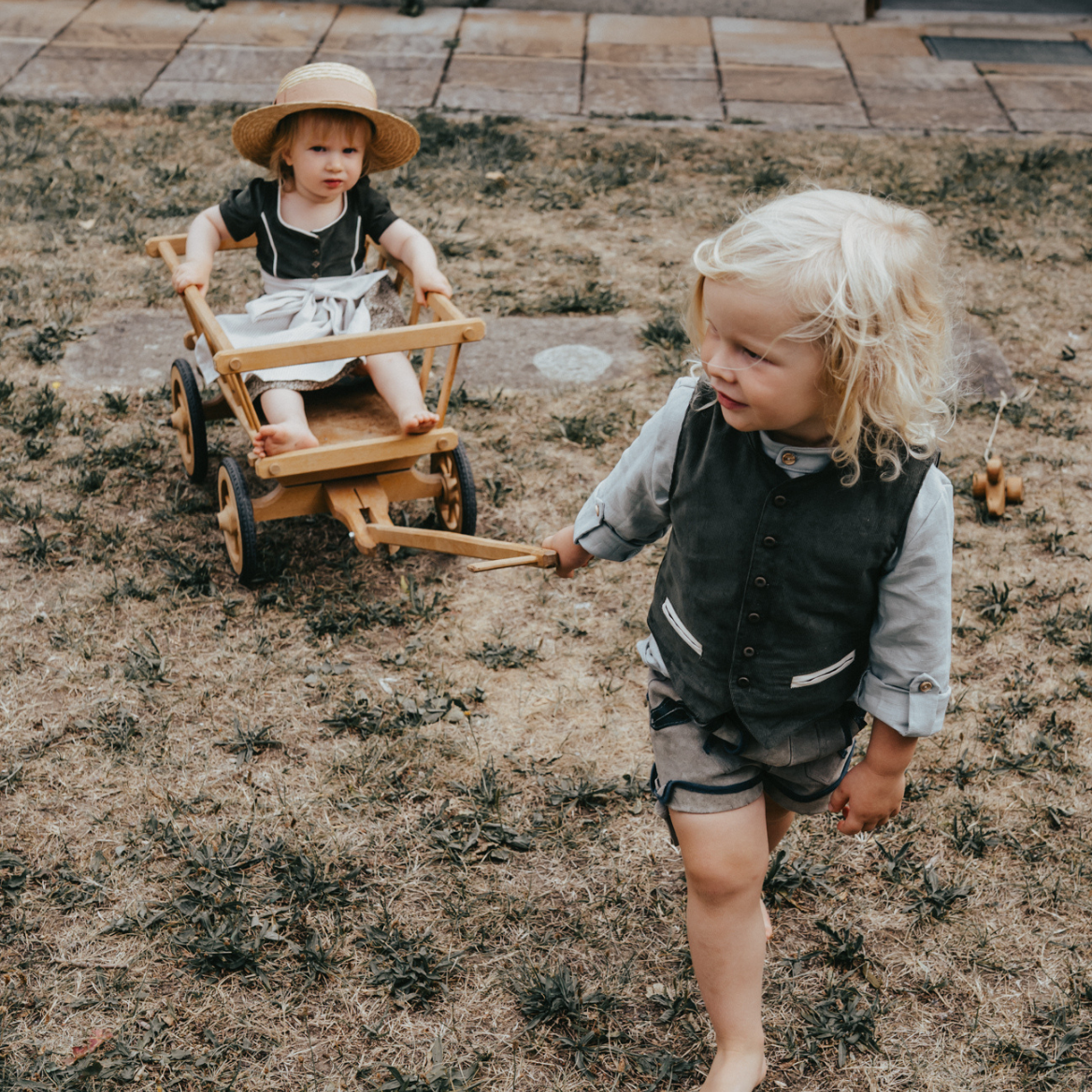 Trachtenweste Hansi und Dirndl Grete als aufeinander abgestimmter Geschwisterlook