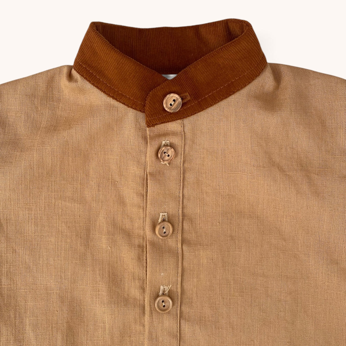 Trachtenhemd Leopold aus Leinen in Camel mit rostbraunem Cordkragen, Holzknöpfen und krempelbaren Ärmeln, Details