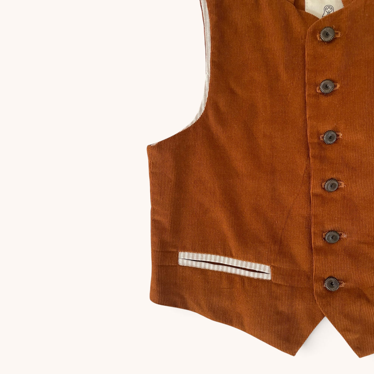 Knöpfe und gestreifte Taschendetails der Trachtenweste Henry in der Nahaufnahme