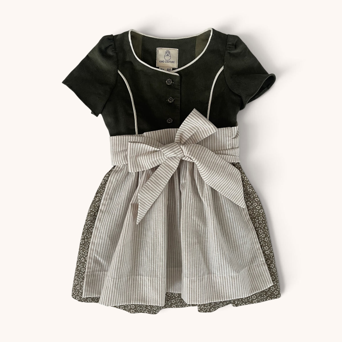Kinderdirndl Grete mit dunkelgrünem Oberteil, Blumenrock und gestreifter Schürze, Gesamtansicht