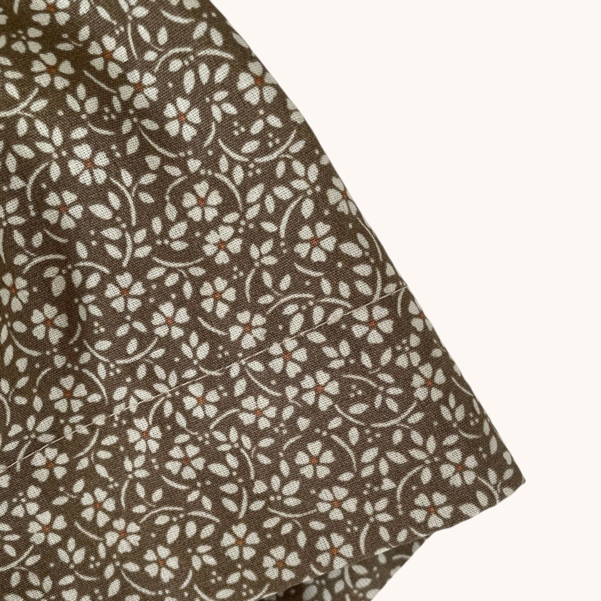 Brauner Baumwollstoff mit kleinem Blumenmuster von Dirndl Grete, Nahaufnahme
