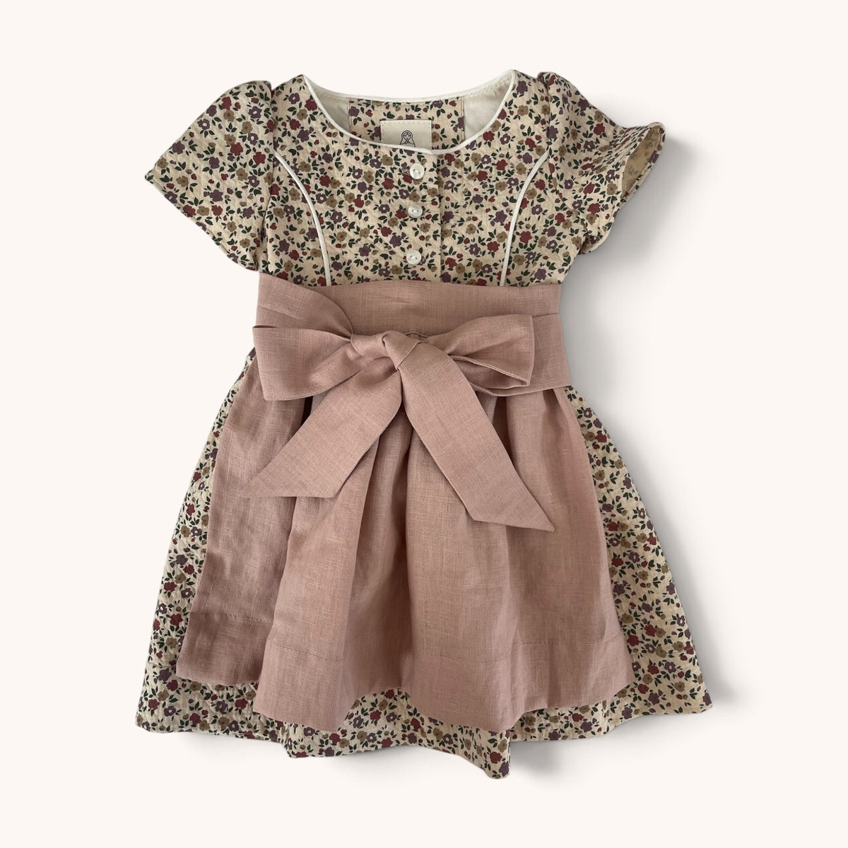Dirndl Marie aus floralem Baumwollstoff mit altrosafarbener Leinenschürze, Vorderansicht