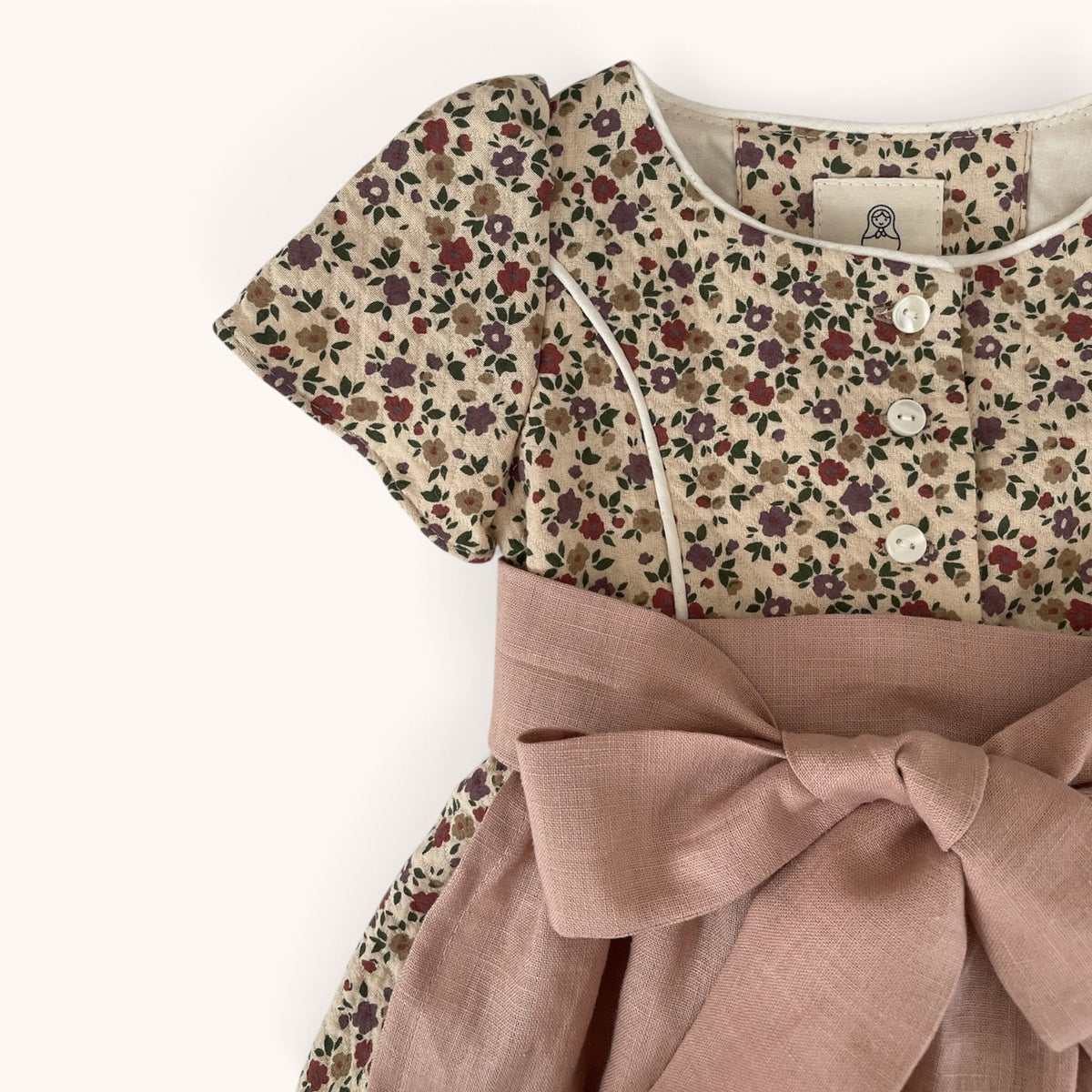 Seitliche Detailansicht von Dirndl Marie mit floralem Oberteil und altrosafarbener Schürze