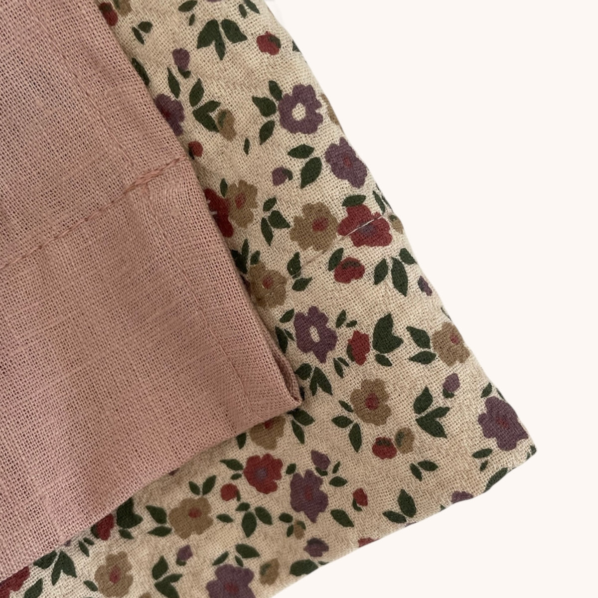 Floraler Baumwollstoff und altrosafarbener Leinenstoff von Dirndl Marie, Detailansicht