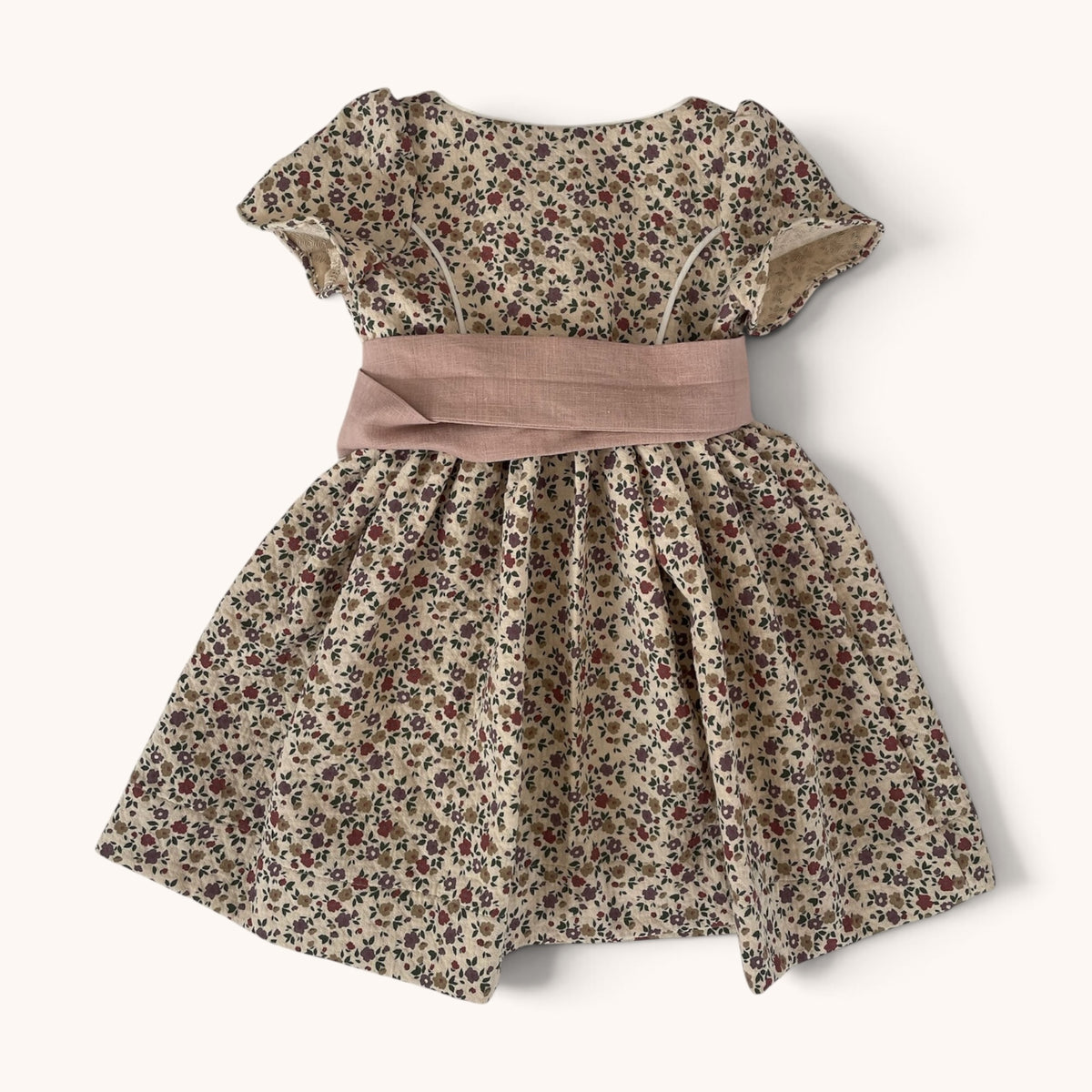 Dirndl Marie, Rückansicht des floral gemusterten Baumwollkleids
