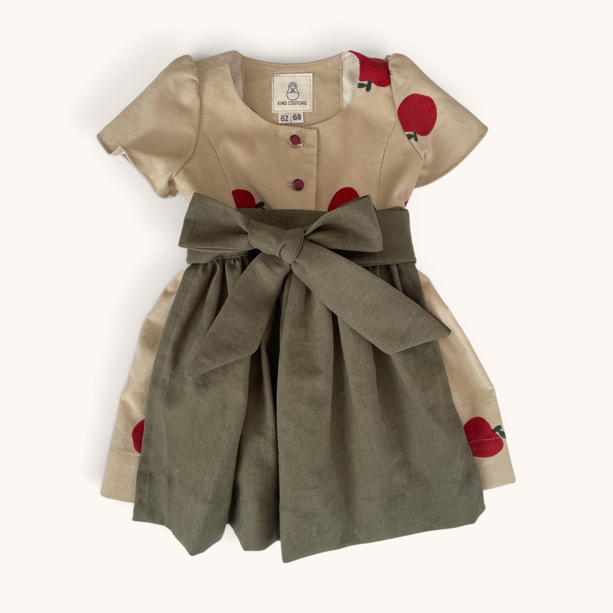 Kinderdirndl Polly mit roten Apfelmotiven und graugrüner Leinenschürze, Vorderansicht