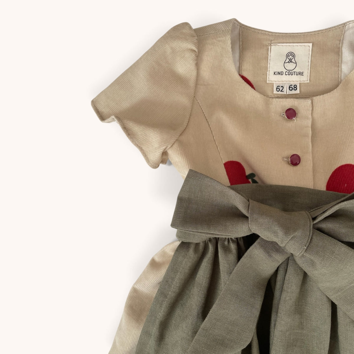 Seitliche Detailansicht von Dirndl Polly mit Apfelmotiv und graugrüner Schürze
