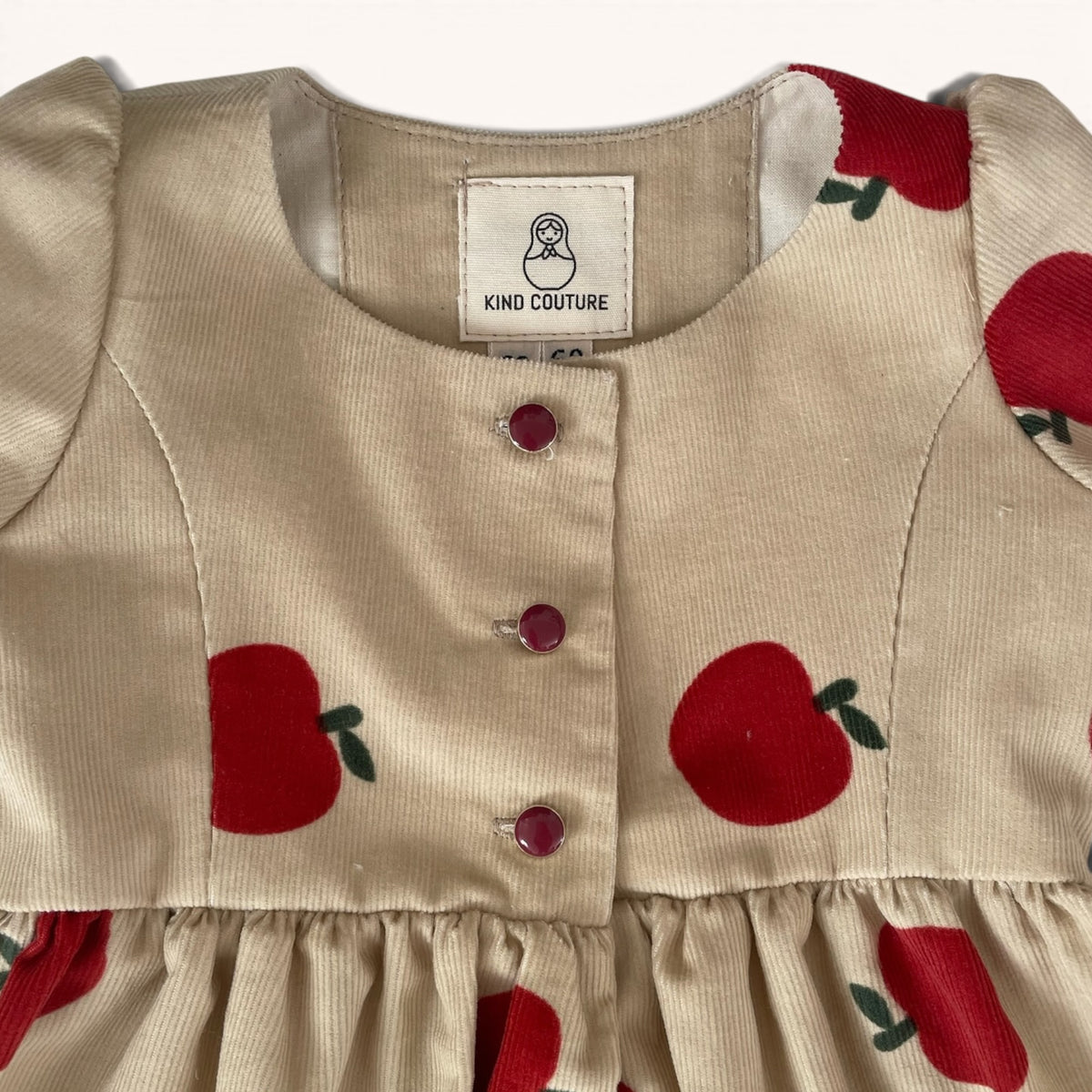 Detail von Dirndl Polly ohne Schürze mit Knopfleiste und gerafftem Baumwollrock